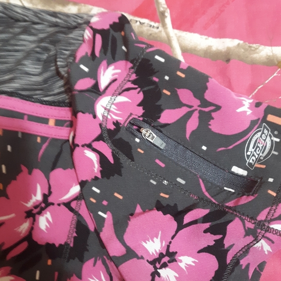 DICKIES FLORAL SCRUB TOP - Picture 3 of 9